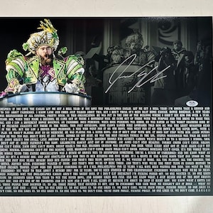 Puede incluir: Una foto en blanco y negro de un hombre con un disfraz verde y dorado de Mardi Gras, con una cita sobre los Philadelphia Eagles. La cita dice: "Filadelfia, si amas a los Eagles, déjame obtener un "hell yeah"! Voy a tomarme un segundo y hablar contigo sobre los desvalidos. Sé que Lane y Chris acaban de hablar de esto, pero no creo que se haya dicho lo suficiente. Howie Roseman, hace unos años, renunció a todo control, más o menos, en esta organización. Lo pusieron en el lado del edificio donde no lo ves durante más de un año, hace dos años, cuando tomaron una decisión. Salió de allí un hombre diferente. Salió de allí con el propósito y la brillantez para hacer esto posible. Y vi a un Howie Roseman diferente, un desvalido. Doug Pederson, cuando Doug Pederson fue contratado, fue calificado como el peor fichaje de entrenador por muchos analistas de los medios. Esta temporada baja, un payaso llamado Mike Lombardi le dijo que era el entrenador menos calificado de la NFL. Pero viste a un Doug Pederson motivado, un hombre que lo dio todo, que lo dio todo en la cuarta jugada del Super Bowl, con una jugada de engaño. No estaba jugando solo para medir. Estaba jugando para un Super Bowl. Y no se detiene con él. No se detiene con él. A Jason Peters le dijeron que era demasiado viejo. No lo ocultes más. Se lesionó. Era el mejor maldito tackle de la NFL. A Stefen Wisniewski le dijeron que era el mejor. Jason Kelce es demasiado pequeño. Lane Johnson no puede dejar ir el..."