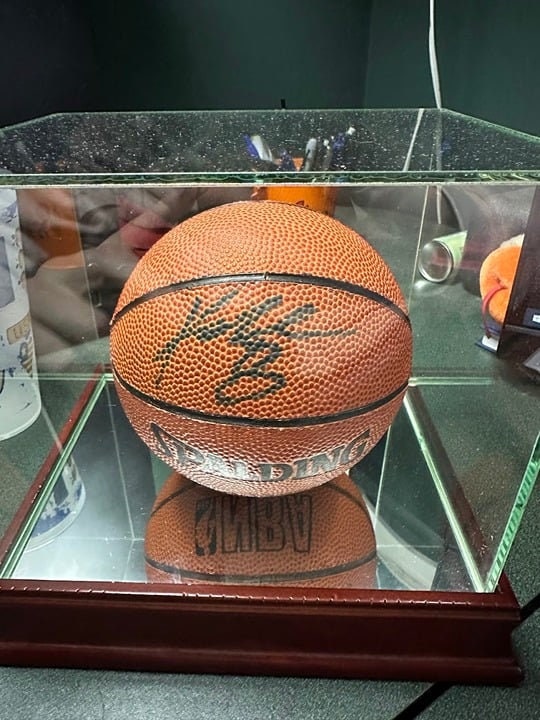 kobe bryant signed basketball