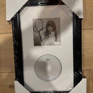 TTPD サインアートカード入り CD Taylor Swift TTPD 直筆サイン入りCD ハート付き - メルカリ