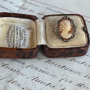 Broche colgante vintage de plata de ley de los años 50 con camafeo y marcasita auténtica.