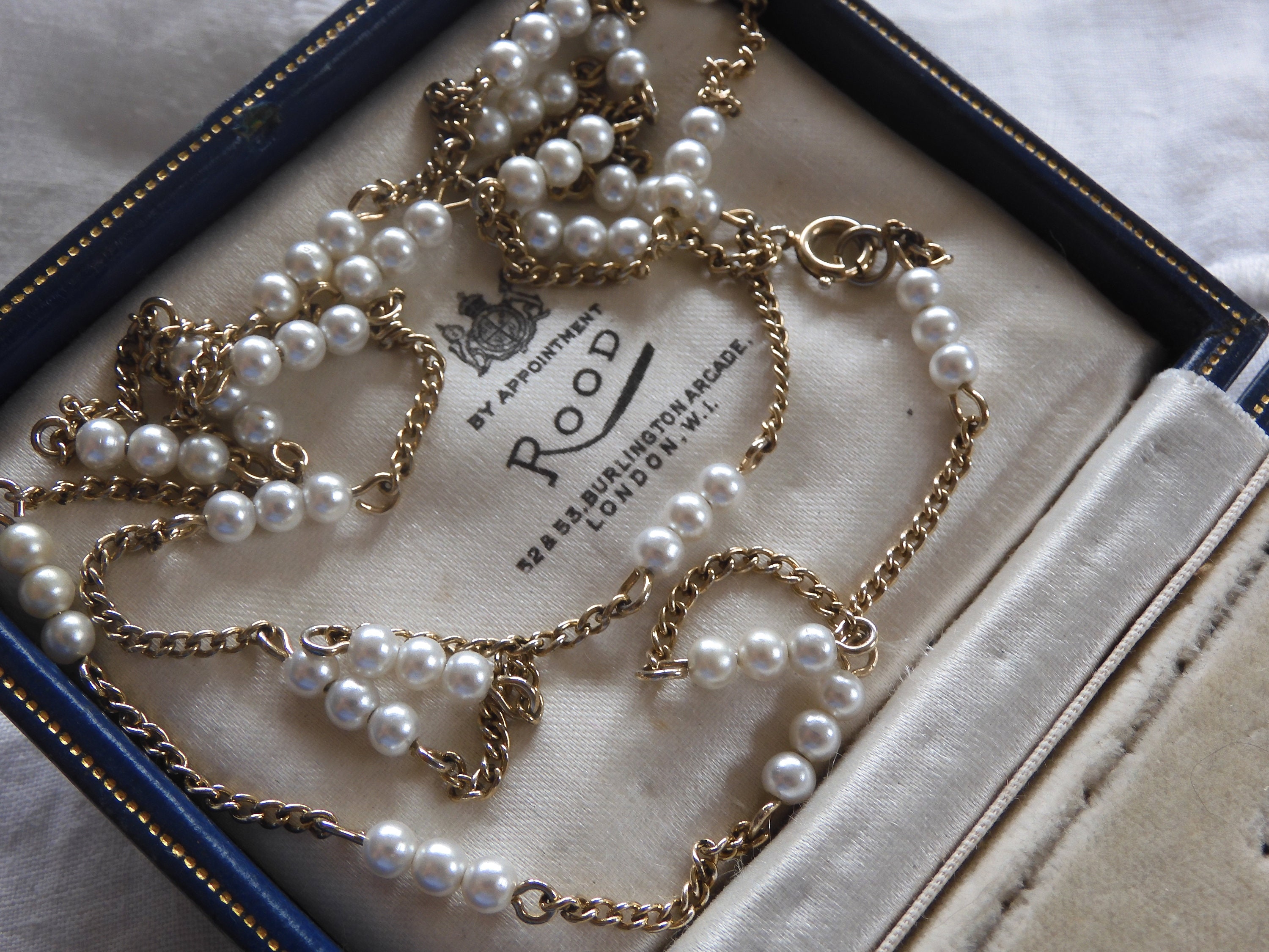 Lovely LONG Vintage 1970s Gold Chain PEARL Necklace 