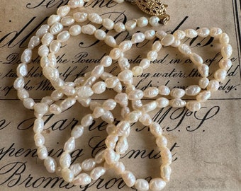 Schöne Vintage 1970er Jahre echte PERLE Perlenkette mit 18 Karat Vergoldete Schließe LÄNGERE LÄNGE