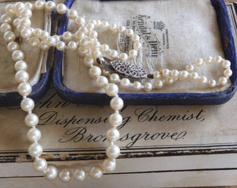 Beautiful Vintage 1950s Single Strand Simulated PEARL Bead Necklace with sterling silver clasp
