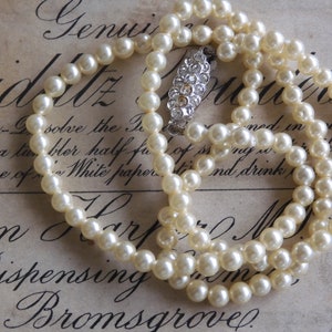 Stunning Vintage 1950s Single Strand Simulated PEARL Necklace with lovely austrian crystal clasp