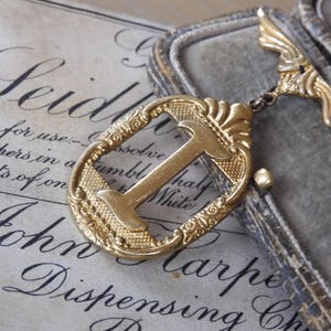 Lindo broche Art Déco dourado com letra I
