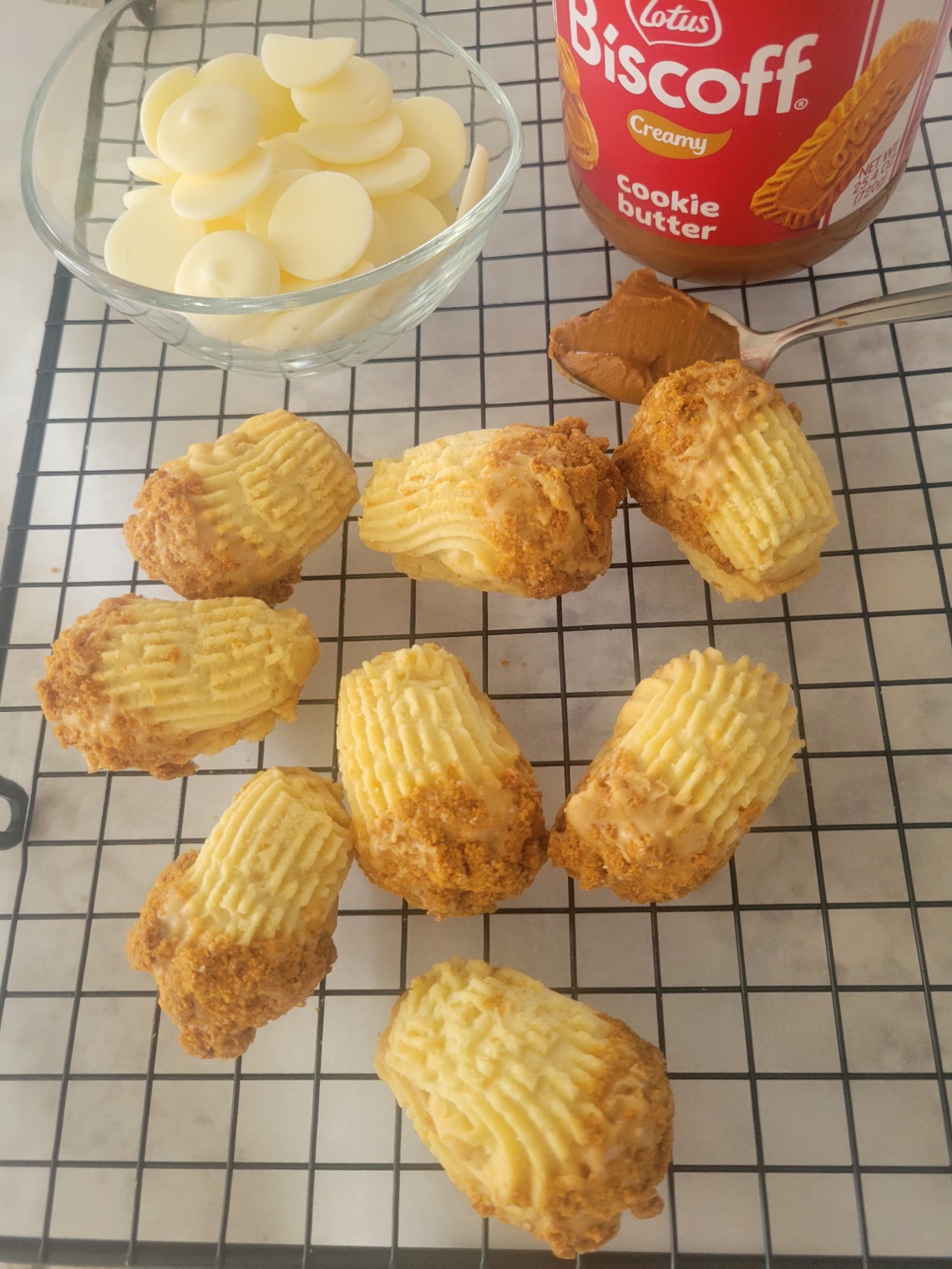 1 Dozen Biscoff Filled Butter Cookies Sandwich Dipped in White Chocolate and Topped With Biscoff