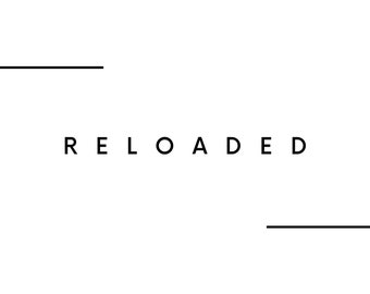 Può includere: Un design grafico in bianco e nero con la parola "RELOADED" in maiuscolo.