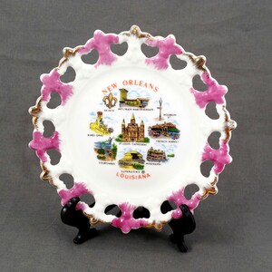 Vintage New Orleans Collectible Souvenir Plate Scalloped Edge (Fleur de lis) Tourist Sites White and Pink circa 1975&gt;