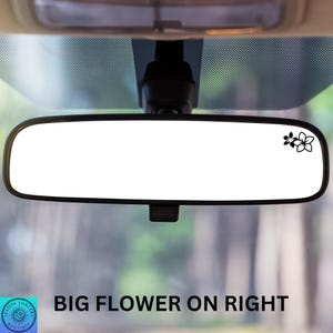 Pu&ograve; includere: Specchietto retrovisore per auto con superficie bianca e design floreale nero sul lato destro. Il testo "BIG FLOWER ON RIGHT" &egrave; sotto lo specchietto.