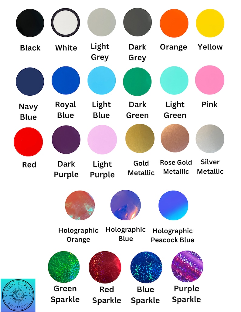Pu&ograve; includere: Una tabella dei colori con una variet&agrave; di colori, tra cui nero, bianco, grigio, arancione e giallo. Ulteriori colori includono blu, verde, rosa, rosso, viola, oro e argento. Sono inoltre visualizzate opzioni olografiche e glitterate. Il logo Seaside Sorcery Boutique si trova in basso a sinistra.