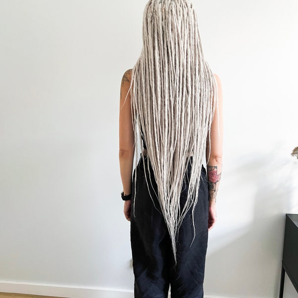 80-100 cm lange silber platin-weiß blonde synthetische Dreadlocks (doppelendig)