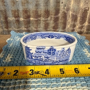 Plato ovalado pequeño antiguo de cerámica azul sauce transferida - Cuenco para paté y salsa estilo chinoiserie azul y blanco de Staffordshire del siglo XIX, 10 cm (4 pulgadas)