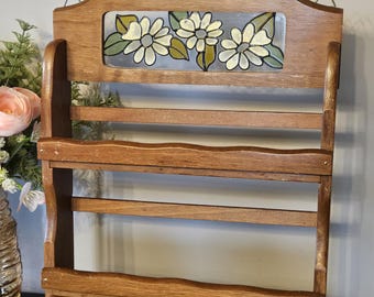 Precioso especiero de madera vintage para colgar en la pared con flores tintadas y estante de cristal para cocina, decoración retro para el hogar, hecho en Taiwán.