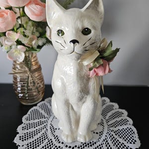 Porcelanowa figurka białego kota z lat 80. XX wieku, dekoracja domu
