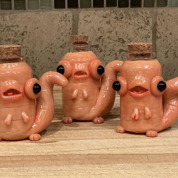 Handgjord udda maskburk: Köttfärgad polymerlera-varelse