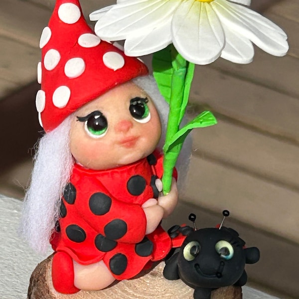 Mariquita gnomo niña con mariquita bebé mascota y flor de margarita hecha a mano con arcilla polimérica adorable escultura ¡gran regalo del Día de la Madre!