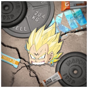 Puede incluir: Ilustración de un personaje Super Saiyan rompiendo una superficie agrietada, rodeado de discos de pesas y barras de proteínas. Los discos de pesas están marcados con medidas en kilogramos. El personaje tiene pelo rubio puntiagudo y energía azul.