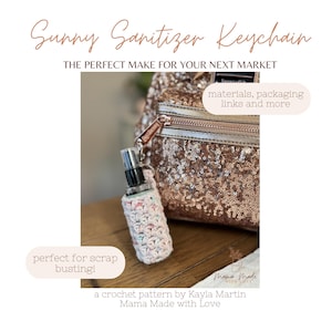 Może przedstawiać: Szydełkowy brelok do dezynfekcji rąk z napisem "Sunny Sanitizer Keychain". Brelok jest przymocowany do torby z cekinami. Szydełkowa osłona jest jasnoróżowa z pastelowymi akcentami.