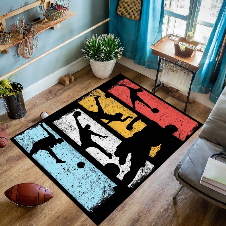 Pode incluir: Um tapete preto e branco com um design retro que apresenta cinco silhuetas de pessoas jogando basquete. O tapete tem um visual desgastado com um esquema de cores azul, amarelo, vermelho e branco.