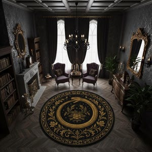 Puede incluir: Una habitación de estilo gótico con paredes oscuras, cortinas negras y una lámpara de araña. La habitación cuenta con una alfombra redonda con un diseño de serpiente dorada, dos sillones morados y muebles antiguos. Espejos decorativos y estanterías añaden elegancia.