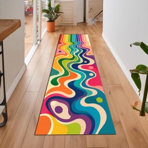 Könnte beinhalten: Ein rechteckiger Läuferteppich mit einem Retro-Wellenmuster. Der Teppich hat eine lebendige Farbpalette in Regenbogenfarben, darunter Orange, Gelb, Grün, Blau und Rosa. Das Design hat eine psychedelische, groovige Ästhetik.