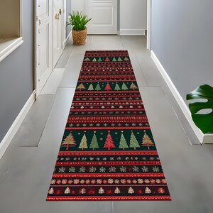Puede incluir: Una alfombra de bienvenida de Navidad roja y verde con un patrón repetido de árboles de Navidad estilizados y copos de nieve. La alfombra está sobre un suelo de color claro.
