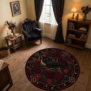 Puede incluir: Una alfombra circular con fondo oscuro que presenta un cuervo negro central posado sobre una luna creciente dorada, rodeado de rosas de color rojo intenso y complejos patrones botánicos dorados, con un borde decorativo que enmarca el diseño.