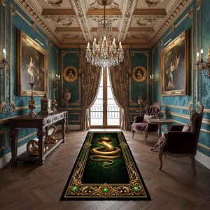 Könnte beinhalten: Ein luxuriöser Raum mit türkisfarbenen Wänden, aufwendigen goldenen Verzierungen und einem großen Kronleuchter. Ein rechteckiger Teppich mit einem goldenen Schlangenmuster auf grünem Grund liegt auf dem Holzboden. Der Raum ist mit Gemälden und antiken Möbeln dekoriert.