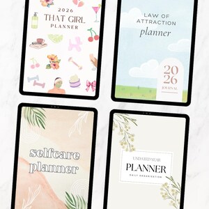 Puede incluir: Cuatro planificadores digitales mostrados en tabletas. El planificador superior izquierdo se titula "That Girl Planner 2026" con ilustraciones florales y de autocuidado. El planificador superior derecho se titula "Law of Attraction planner" con un dise&ntilde;o de cielo y hierba. El planificador inferior izquierdo se titula "Selfcare planner". El planificador inferior derecho se titula "Undated Year Planner".