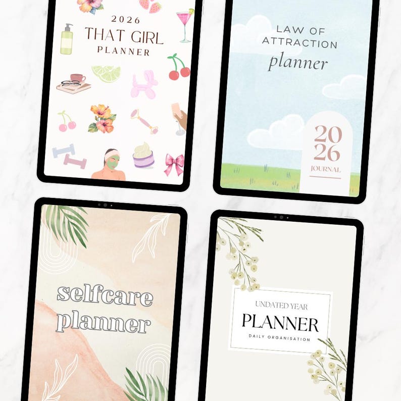 Puede incluir: Cuatro planificadores digitales mostrados en tabletas. El planificador superior izquierdo se titula "That Girl Planner 2026" con ilustraciones florales y de autocuidado. El planificador superior derecho se titula "Law of Attraction planner" con un dise&ntilde;o de cielo y hierba. El planificador inferior izquierdo se titula "Selfcare planner". El planificador inferior derecho se titula "Undated Year Planner".
