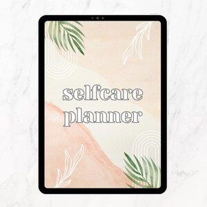 Puede incluir: Una tableta digital que muestra un dise&ntilde;o de "planificador de autocuidado". El fondo presenta un dise&ntilde;o estilo acuarela con tonos melocot&oacute;n y beige, acentuado con arte lineal blanco de hojas y arcos. Hojas de palma verdes se colocan en las esquinas.