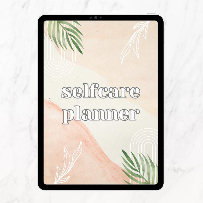Puede incluir: Una tableta digital que muestra un dise&ntilde;o de "planificador de autocuidado". El fondo presenta un dise&ntilde;o estilo acuarela con tonos melocot&oacute;n y beige, acentuado con arte lineal blanco de hojas y arcos. Hojas de palma verdes se colocan en las esquinas.