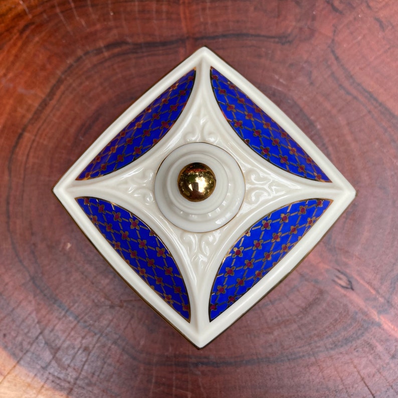 Vintage 1999 LENOX China Treasures Majestic Collection Royal Lapis Square Snuisterijdoosje met 24-karaats gouden accenten 2,5" hoog afbeelding 2