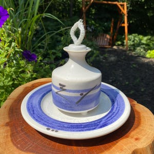 Vintage Studio Kunstkeramik Steinzeug Zen Stil Weiß und Blau Gebändert Öllampe oder Bud Vase mit befestigtem Unterteller Künstler signiert 18 cm breit