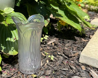 Vintage-Vase aus klarem, mattiertem, opalisierendem Glas mit Naturmotiven und gewelltem Rand, 18 cm hoch
