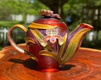 Vintage 2004 RUCINNI bloem en blad versierd geëmailleerd metalen THEEPOT Snuisterijdoosje met strassteentjes 2,5" hoog