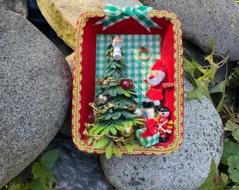 Vintage keramische kerst DIORAMA SHADOW BOX decor met boom, kerstman, speelgoedsoldaat, engel en ingepakte cadeaus 5,75" hoog
