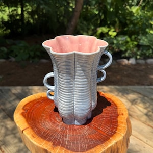 Raro vaso vintage in ceramica Rumrill Artware RED WING POTTERY degli anni &#39;40 n. 111 con doppi manici ad anello, blu ardesia e rosa salmone, alto 7,25 pollici