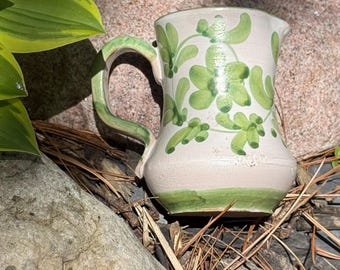 Jarra de crema de cerámica vintage HOLT HOWARD Redware pintada a mano con motivos florales verdes, con sello de Italia, 9,5 cm de alto.