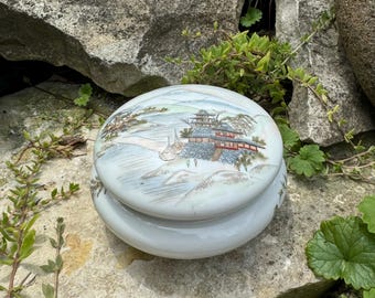 Vintage AZIATISCHE handgeschilderde wit porselein met deksel, ronde koepelvormige Snuisterijdoosje met pagodescène 5" breed