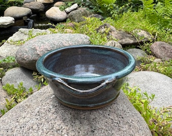 Cuenco de cerámica artística vintage TOMS THUMB POTTERY, esmalte azul y marrón con efecto goteo, asa aplicada, Maine, 15 cm de ancho.