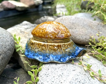 Vintage schelpvormig keramisch metalen scharnierdoosje goudgeel en blauw kuststranddecor 5" lang