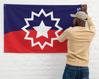 Könnte beinhalten: Eine Flagge mit einer blauen oberen Hälfte und einer roten unteren Hälfte, getrennt durch eine weiße Zickzacklinie. Ein weißer Stern ist in einer weißen Zickzackform zentriert. Die Zahl "5" ist in der oberen rechten Ecke sichtbar.