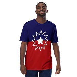 Puede incluir: Una camiseta de manga corta con el diseño de la bandera del Juneteenth. La mitad superior es azul marino y la mitad inferior es roja, con una estrella blanca en el centro. La camiseta está hecha de un material suave y cómodo.