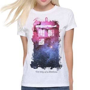 Maglietta Police Box The Trip Of a Lifetime, taglie da uomo e da donna (DOW-20012)