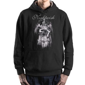Könnte beinhalten: Schwarzer Kapuzenpullover mit dem Bandnamen "Nightwish" in Schreibschrift über einer Graustufen-Grafik. Die Grafik zeigt einen Engel, der auf einem Grabstein ruht, mit dem Wort "ONCE" sichtbar.