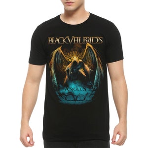 Könnte beinhalten: Schwarzes T-Shirt mit einem Grafikdruck einer Kapuzenfigur mit Flügeln und dem Text "Black Veil Brides" und "All The Angels".