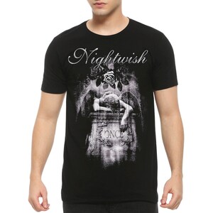 Könnte beinhalten: Schwarzes T-Shirt mit einem grafischen Aufdruck eines geflügelten Engels, der auf einem Grabstein mit der Aufschrift "ONCE" liegt. Der Text "Nightwish" ist über dem Grafikdruck gedruckt.
