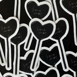 L'amour suce l'autocollant de Zazzle.be Liste d'envies Vous avez des idées ? autocollant noir et blanc de 5 cm | saint valentin | anti-valentin