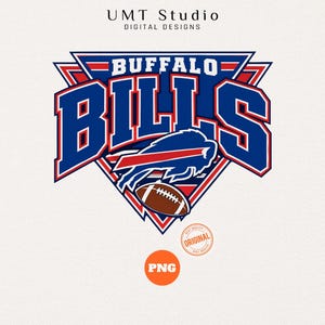 Puede incluir: Un diseño gráfico digital que presenta el logotipo de los Buffalo Bills con texto e imágenes en azul, rojo y blanco. El diseño incluye una silueta de búfalo azul estilizada, un balón de fútbol americano marrón y un marco triangular.